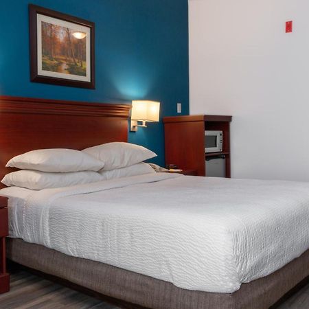 Premier Inn & Suites - Downtown Хамилтън Екстериор снимка