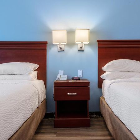 Premier Inn & Suites - Downtown Хамилтън Екстериор снимка