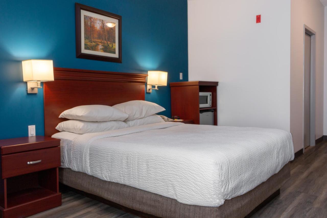 Premier Inn & Suites - Downtown Хамилтън Екстериор снимка