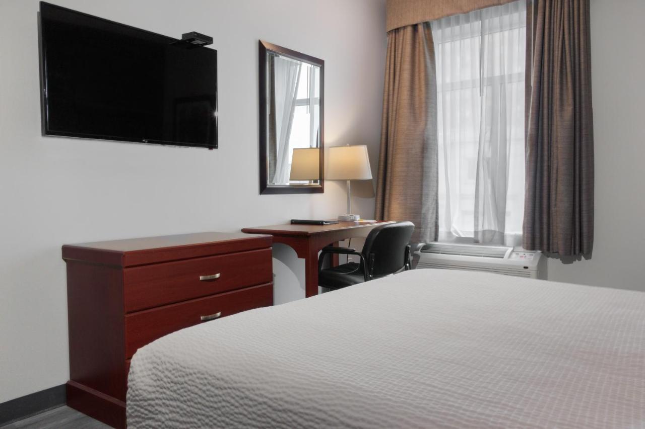 Premier Inn & Suites - Downtown Хамилтън Екстериор снимка
