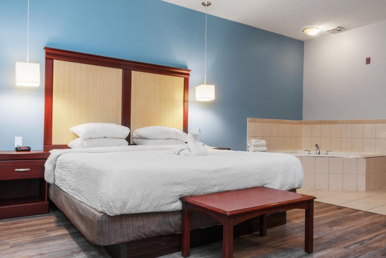 Premier Inn & Suites - Downtown Хамилтън Екстериор снимка