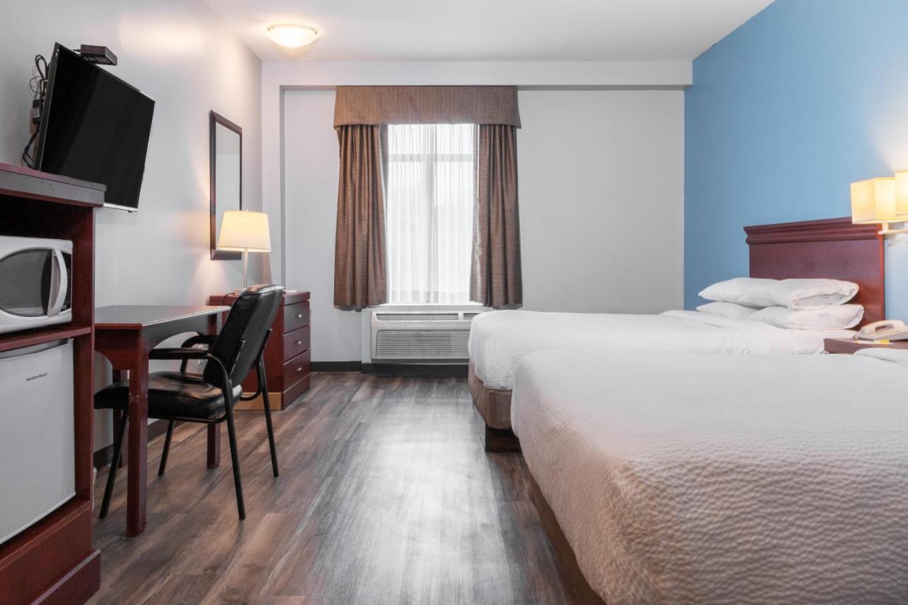 Premier Inn & Suites - Downtown Хамилтън Екстериор снимка