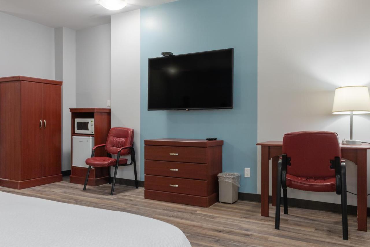 Premier Inn & Suites - Downtown Хамилтън Екстериор снимка