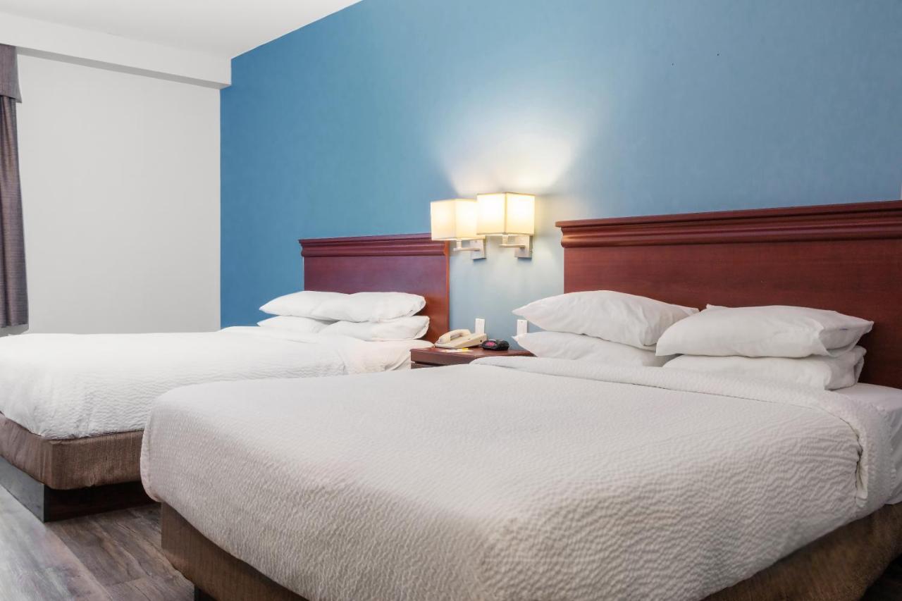 Premier Inn & Suites - Downtown Хамилтън Екстериор снимка